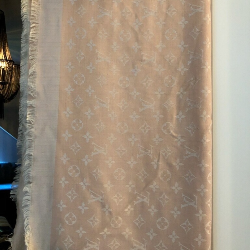 Authentic Louis vuitton 100% LV shawl